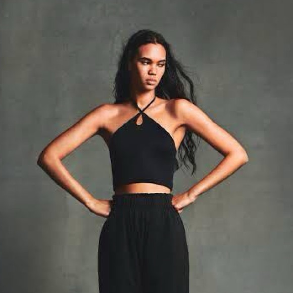 Zara cropped black Halter key hole top - Picture 2 of 5